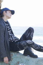 Load image into Gallery viewer, Zohara "The Long And Winding Road" Black Print Tights