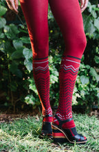 Load image into Gallery viewer, Zohara &quot;Zig Zag Walk&quot; Burgundy Print Tights
